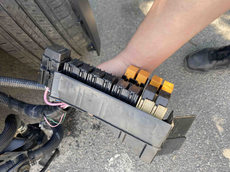 Корпус блока запобіжників в крилі передній лівий Nissan Rogue  2023 2.5 Бензин 