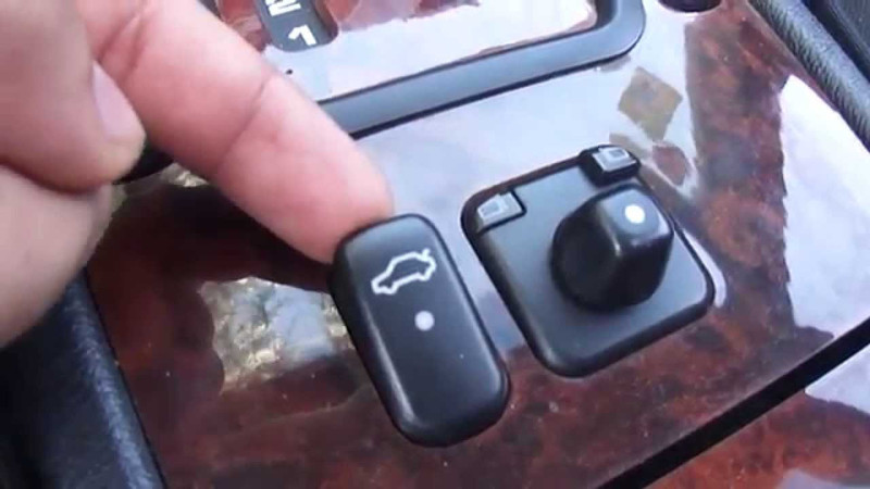 Кнопка багажника салон Mercedes-Benz CLK-Class  2000 купе 2.0 Бензин Косов