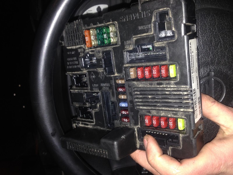 Блок предохранителей Renault Megane 2 2005 г.  1.6 л бензин Ровно