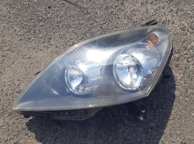 Фара левая галоген Opel Zafira B универсал 2006 г.  1.9 л дизель Вишневое