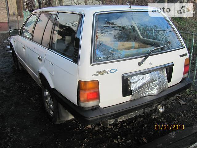 Правий ліхтар Mazda 323  1987 універсал 1.6 Бензин 