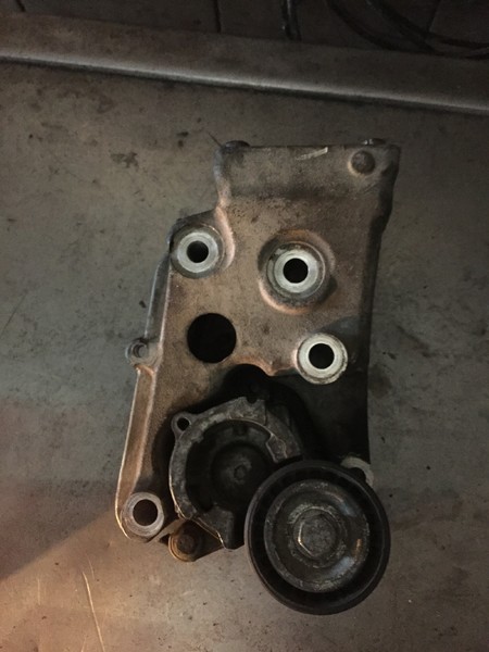 Крепление натяжного ролика генератора Peugeot 307  2004 универсал 2.0 Бензин Ивано-Франковск