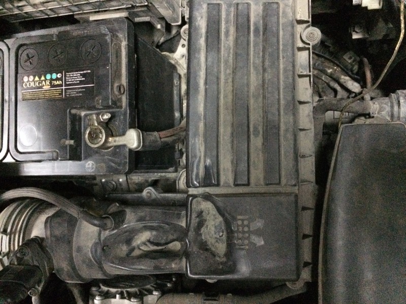 Крышка воздушного фильтра двигателя Skoda Octavia  2008 хэтчбек 2.0 Дизель Меловое