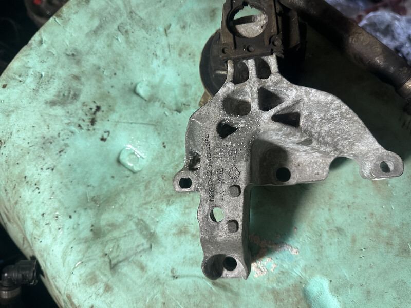 Кріплення мотора подушка мотора Renault Kangoo  2020 1.5 Дизель Прилуки