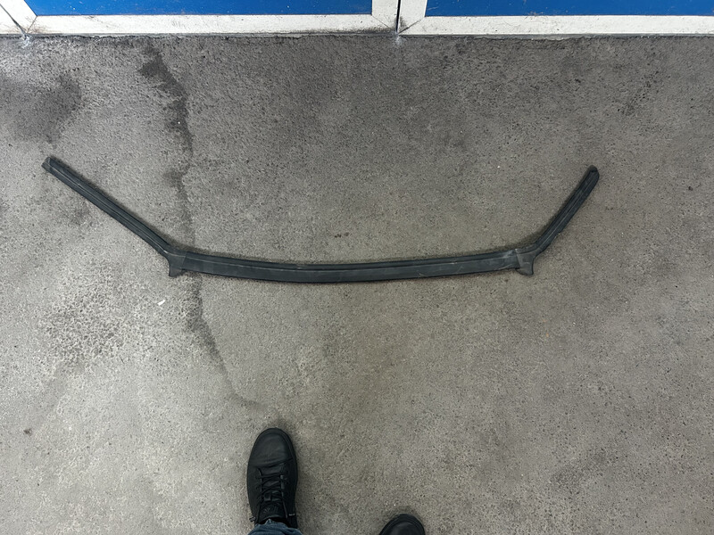 Уплотнитель капота BMW X1 2016 г.  2.0 л бензин