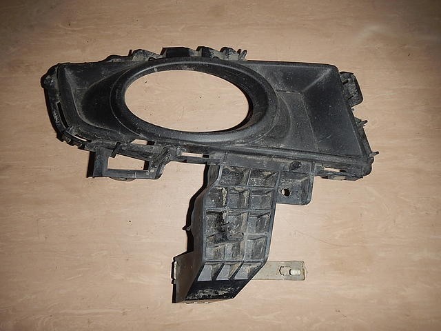 Рамка противотуманки BR5J-51-677B   Mazda 3