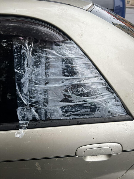 Стекло глухое в левую заднюю дверь Mazda 323  2002 1.6 Бензин 