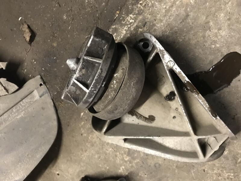 Опора двигуна Audi A8 D2 1995 р.  Полтава