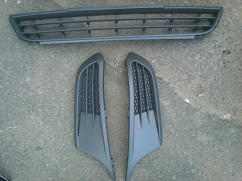 Решетка бампера правая 5C68536669B9   Volkswagen Jetta