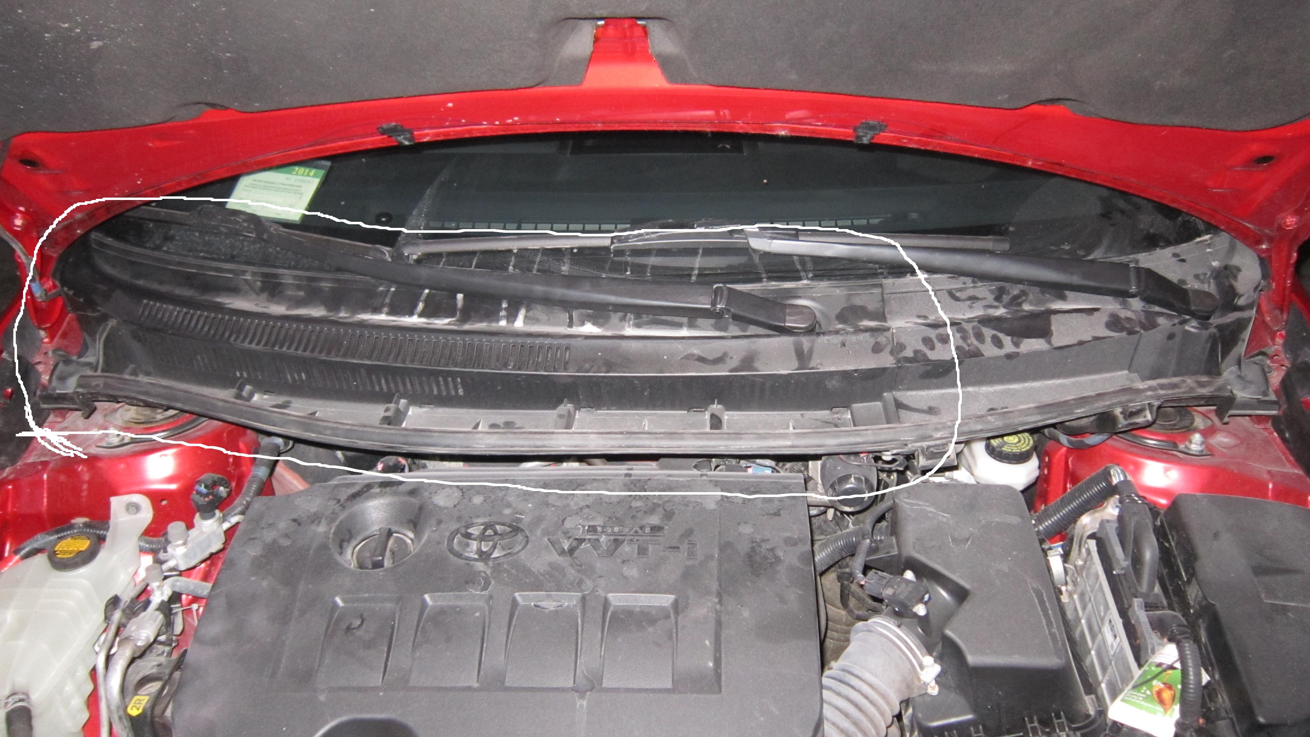 Накладка панели ветрового стекла правая Toyota Auris  2012 1.6 Бензин Киев