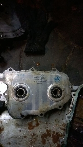 Охладитель масла 077117021J   Audi A8