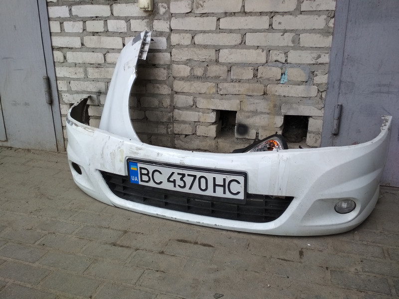 Решетка бампера Renault Clio хэтчбек 2011 г.  1.2 л бензин Львов