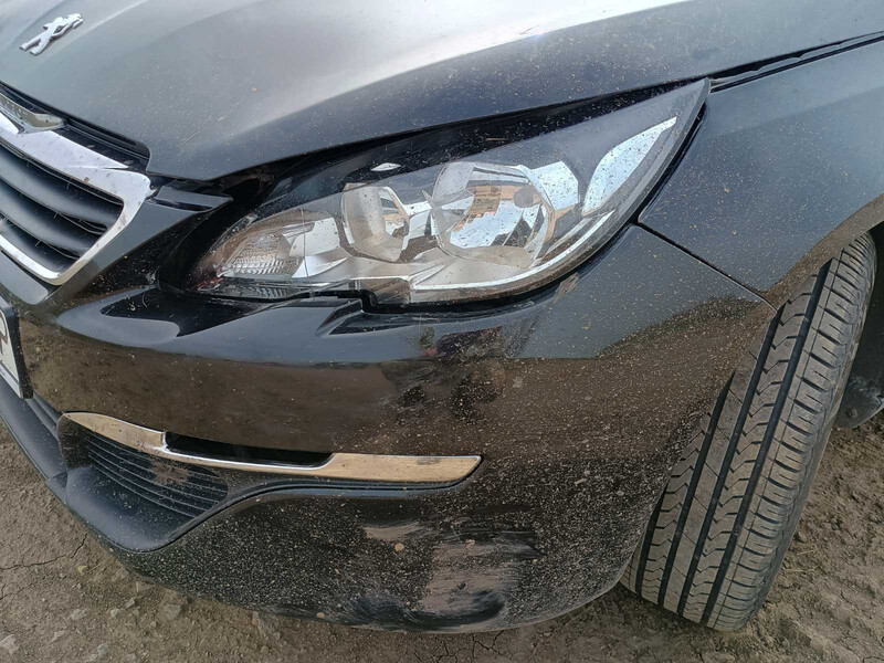 Передня фара Peugeot 308 універсал 2015 р.