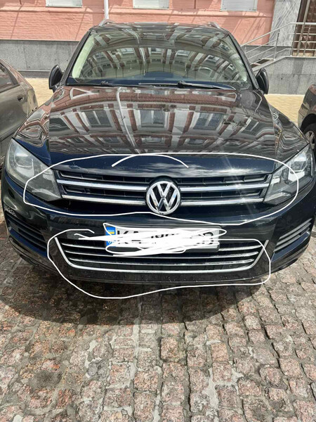 Решітку радіатора та решітку бампера Volkswagen Touareg  2013 2.0 Дизель 