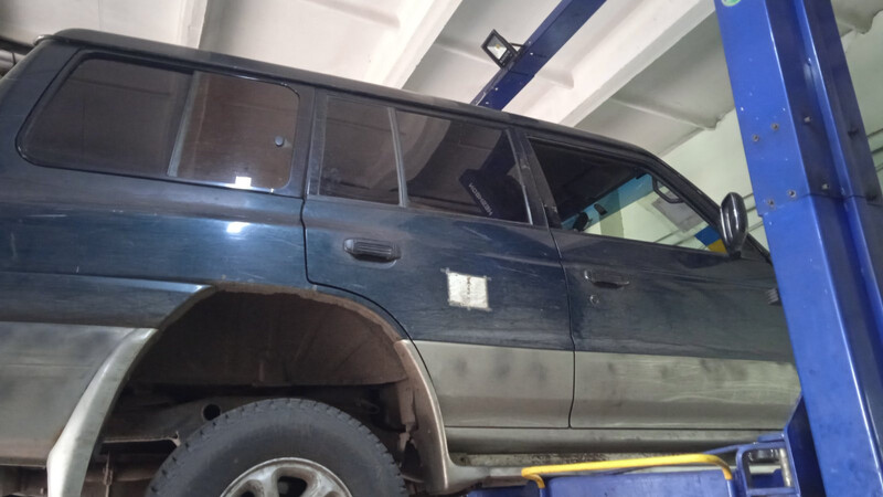 Стекло боковое переднее правое Mitsubishi Pajero 2  1999 2.5 Дизель Киев