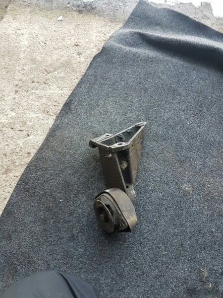 Кронштейн, опора кпп Audi A6 C5 2001 г.  2.5 л дизель Кременчуг