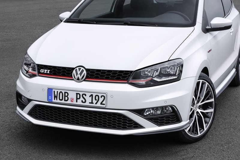 Решетка радиатора со значком Volkswagen Polo TSI хэтчбек 2012 г.  1.2 л бензин Киев