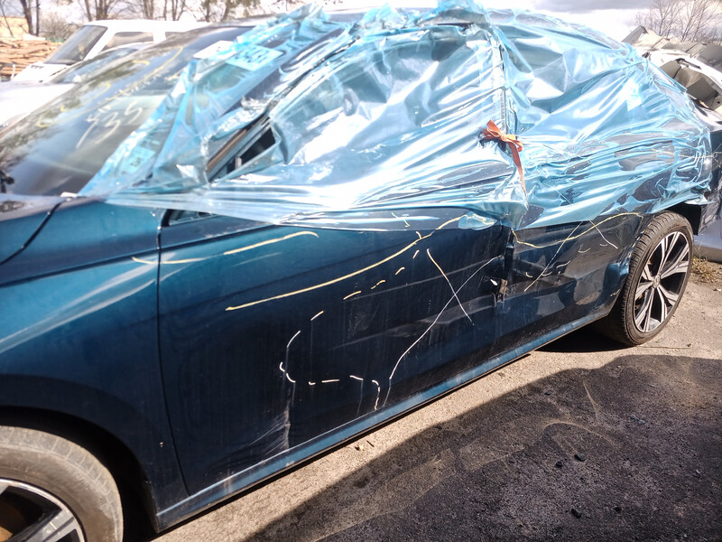 Двері ліва сторона передня та задня Volkswagen Passat B8 2020 р.  2.0 л бензин Рівне