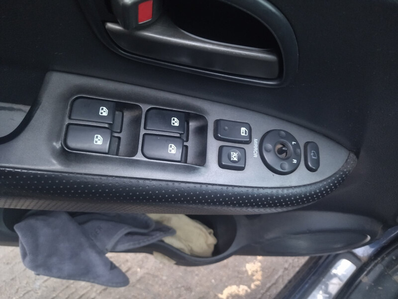 Главный переключатель стеклоподъемника левый водитель Kia Carens 3  2007 універсал 2.0 Бензин 