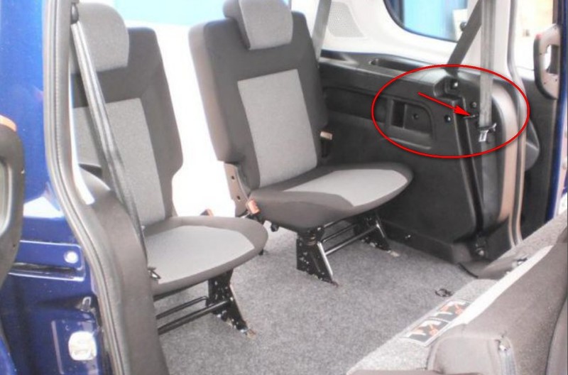Крепление и стопери сидений второй ряд Fiat Doblo  2010 1.3 Дизель Львов