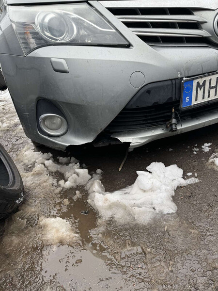 Бампер передній Toyota Avensis  2012 універсал 2.0 Дизель 