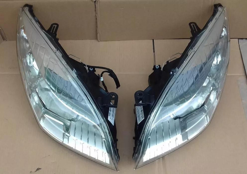 Фара передняя левая 260607449R   Renault Megane