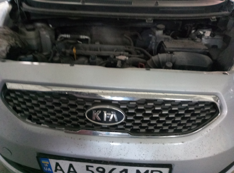 Решітка радіатора Kia Venga  2010 універсал 1.6 Бензин Київ