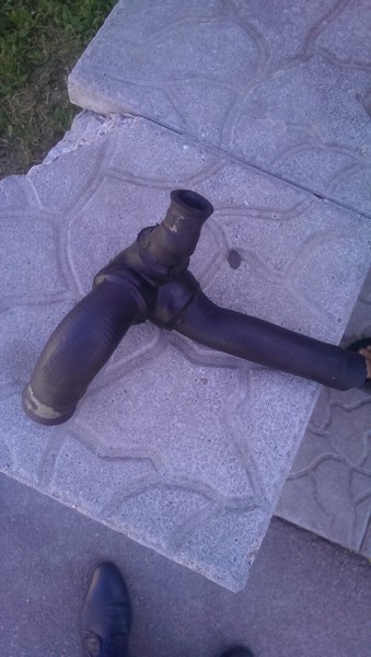 Патрубок системы охлаждения 037121053G   Volkswagen Golf