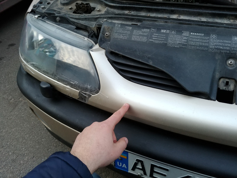 Решітка радіатора Renault Laguna універсал 2000 р.  1.8 л бензин Кам'янське