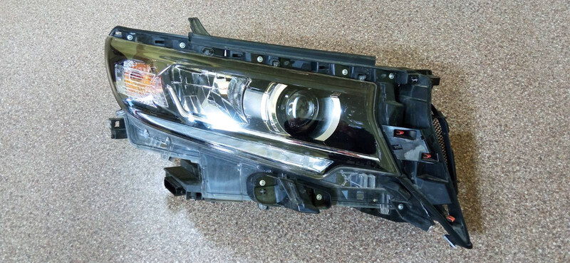 Фара передня права 8114560N20   Toyota Land Cruiser Prado