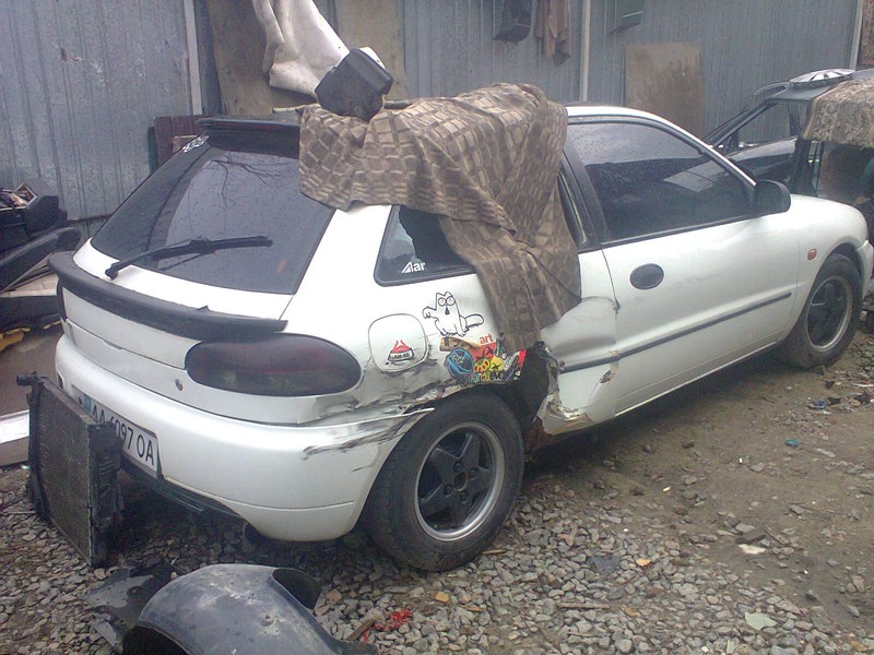 Крыло заднее правое и стекло глухое Mitsubishi Colt  1993 купе 1.3 Бензин Киев