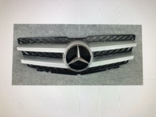 Центральная решетка в бампер (гриль) Mercedes GLK-Class 2011 р.  2.2 л дизель Луцьк