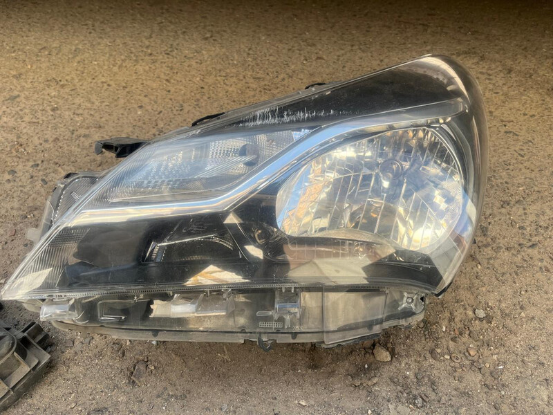 Передня фара Toyota Yaris  2019 хетчбек 1.5 Бензин 