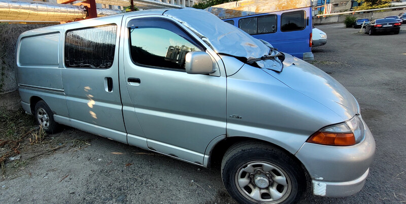 Стекло двери правое Toyota Hiace  2004 2.5 Дизель Днепр