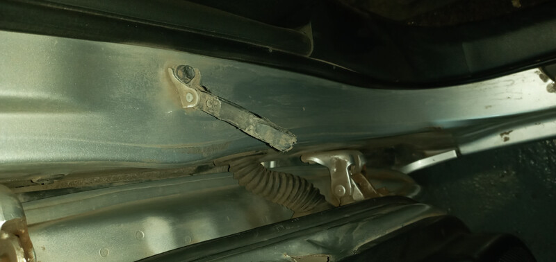 Обмежувач лівих передніх дверей Toyota Corolla E150  2011 1.3 Бензин 