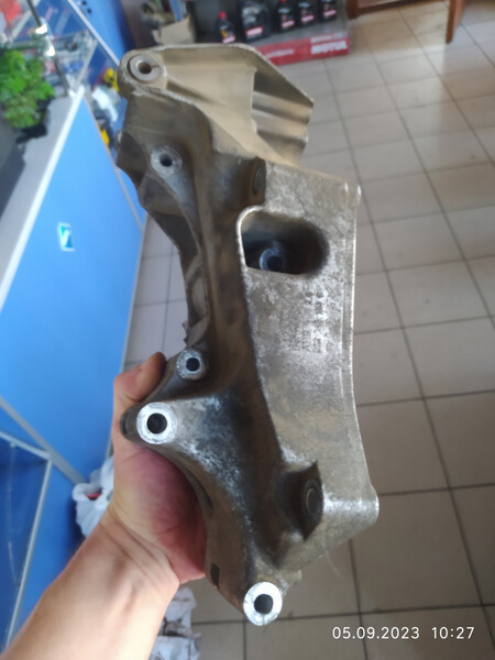 Кронштейн генератора Volkswagen Golf 4  2001 хэтчбек 1.6 Бензин 