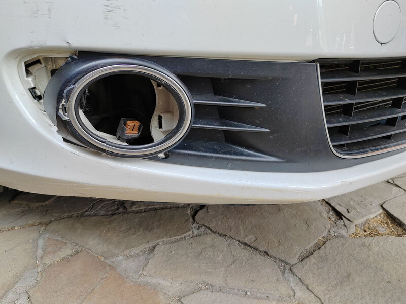 Пластиковая рамка вокруг противотуманки Volkswagen Golf  2012 универсал 1.6 Дизель Днепр