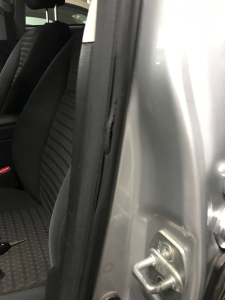 Уплотнитель двери Toyota Corolla E150 2011 г.  1.6 л бензин Киев