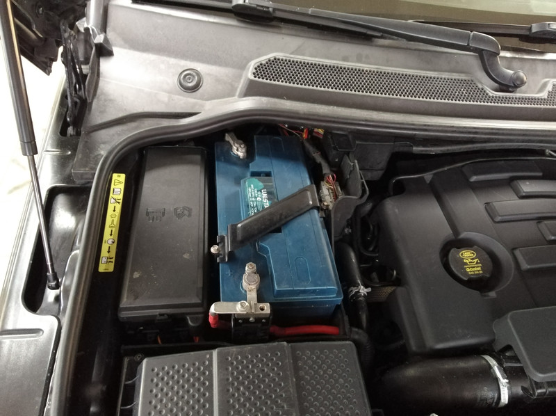 Кришка акумулятора Land Rover Range Rover Sport 2009 р.  2.7 л дизель Рівне