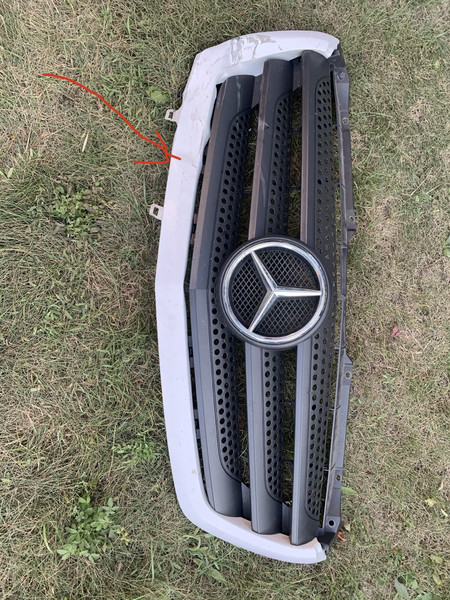 Белая рамки решётки радиатора Mercedes-Benz Sprinter 513 CDI 2014 2.1 Дизель 