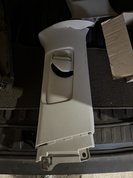 Накладка центральной стойки Toyota RAV4  2019 2.5 Гибрид 