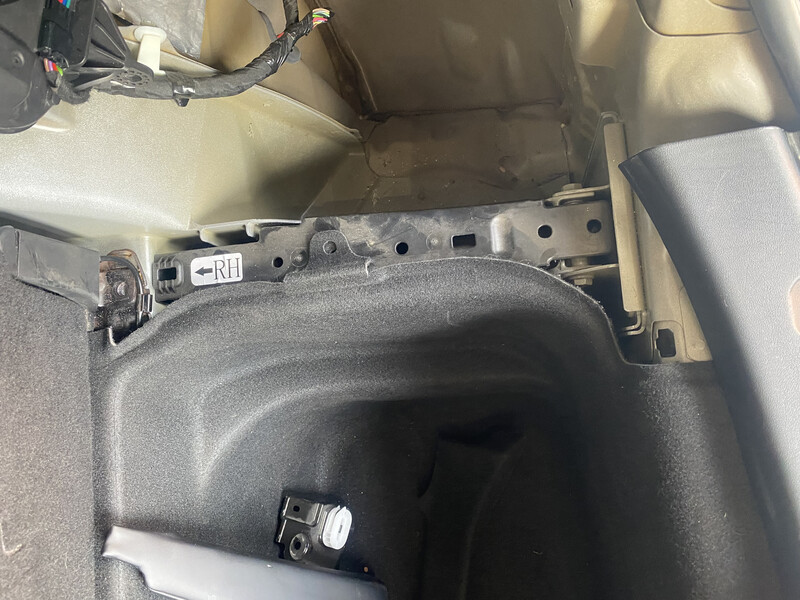 Батон правий обшивка Tesla Model Y  2021 хэтчбек 82.0 Электро Киев