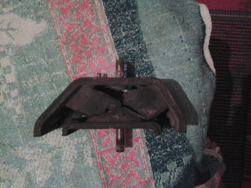 Подушки двигателя Nissan Bluebird  1989 2.0 Бензин Нежин