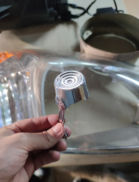 Частина відбивача лівої фари яка закриває лампу і пружину Hyundai Accent  2008 1.4 Бензин 