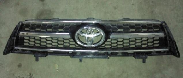 Решетка радиатора 53101-42250   Toyota RAV4