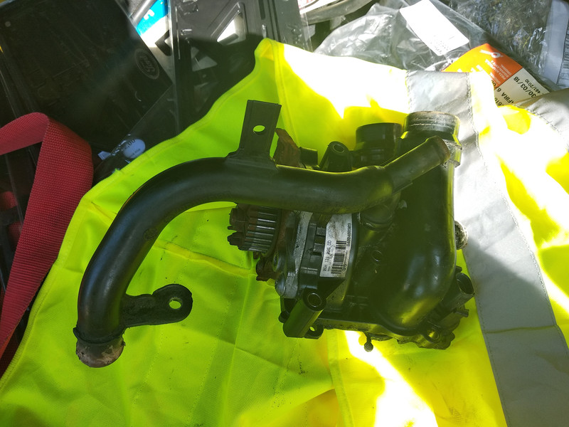 Помпа з корпусом Volkswagen Passat CC  2011 2.0 Бензин Ровно