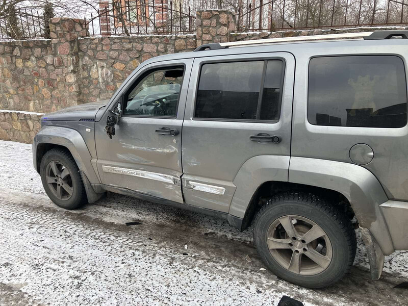 Молдинг задніх лівих дверей Jeep Liberty Cherokee 2012 р.  2.8 л дизель Київ