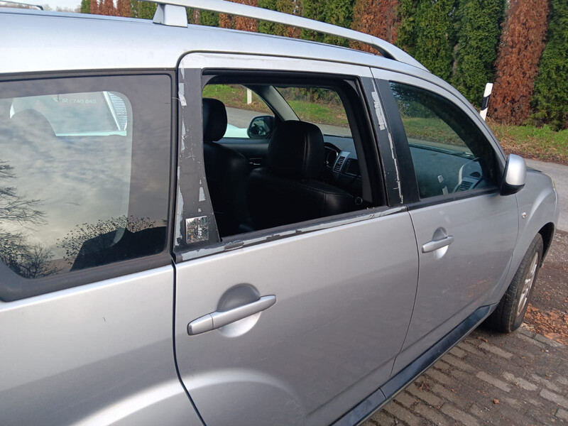 Скло бокове Citroen C-Crosser 2011 г.  3.0 л дизель Ровно
