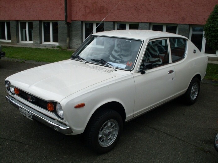 Фонарь задний правый и лобовое стекло Nissan Cherry  1972 1.0 Бензин 