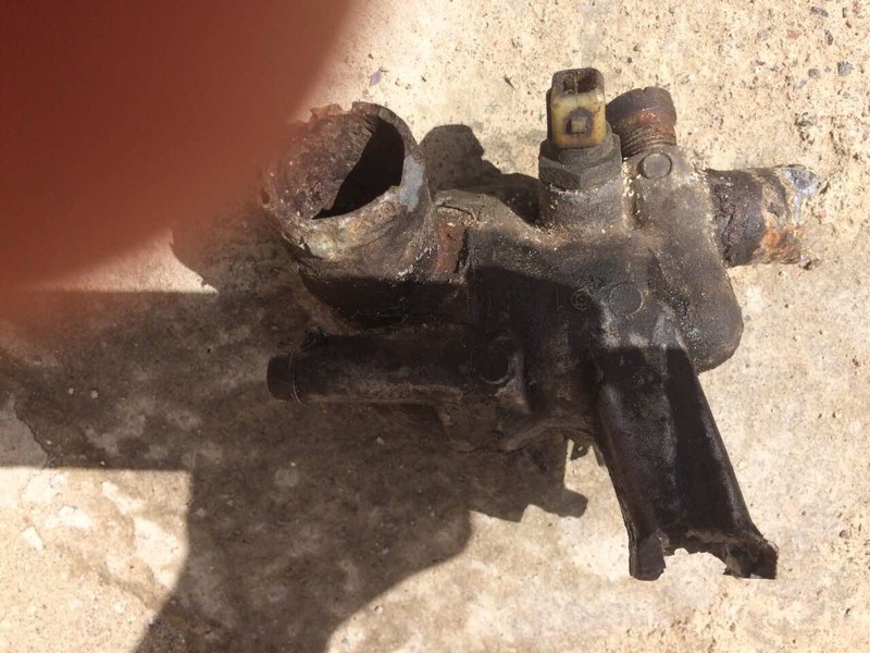 Корпус термостата ld-20 Nissan Bluebird  1988 універсал 2.0 Дизель 